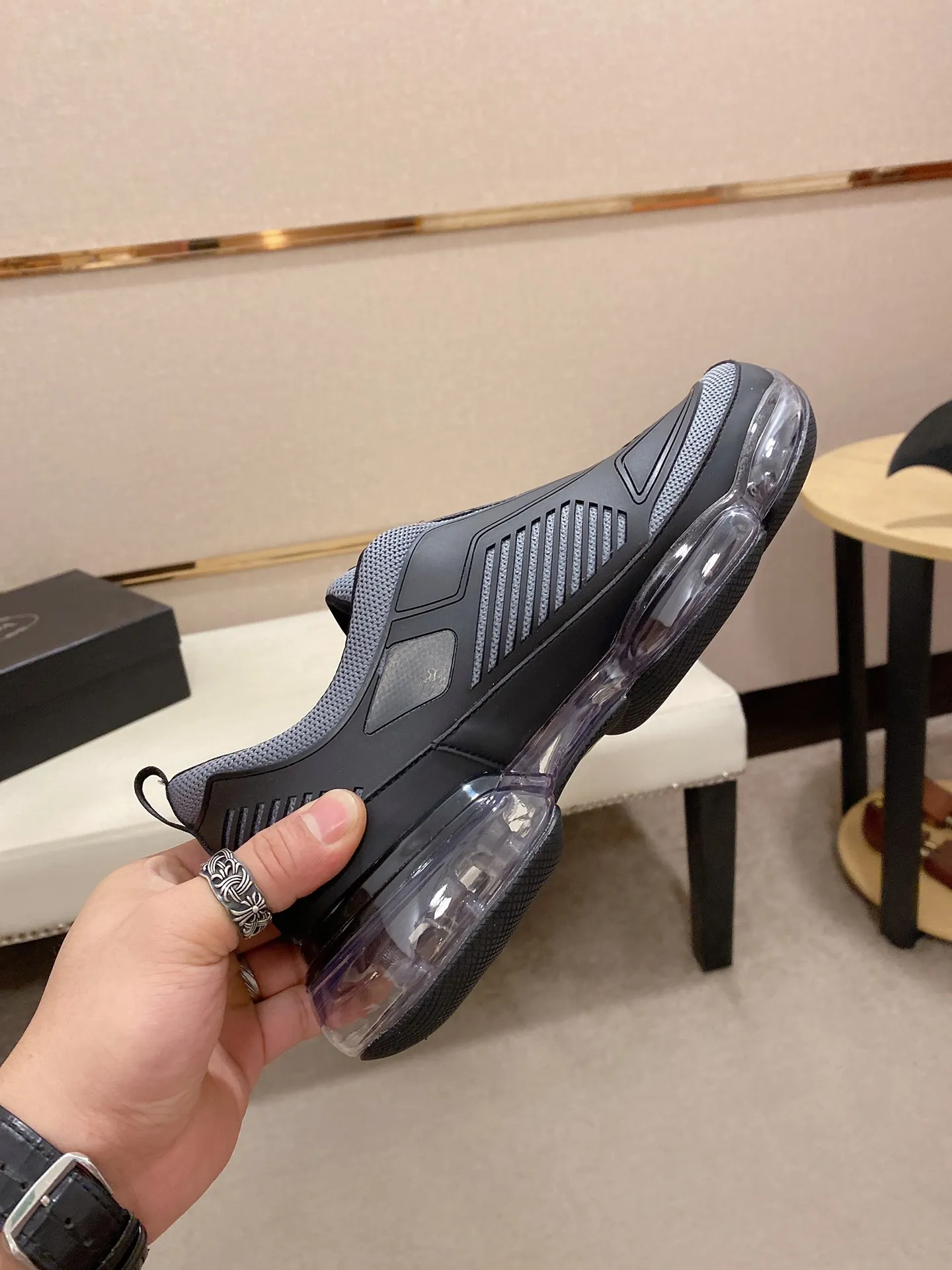 Factory price: 640💰 ✔️✔️✔️High-quality new PRADA counters are launched simultaneously. The new men's shoes and 😘fabric are made of high-tech glue-spraying technology. Lining: Full cowhide lining. 👍🏿 High-end ☄️ air-cushion molded anti-slip rubber outsole, exquisite lines, simple and elegant, comfortable and high-end for leisure travel. Code number: 38 to 45